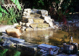 teich mit brunnen