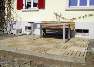 holzrost vor dem haus